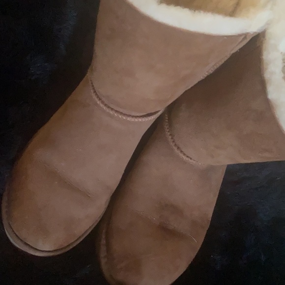 Used Ugg’s still good condition - Picture 2 of 3